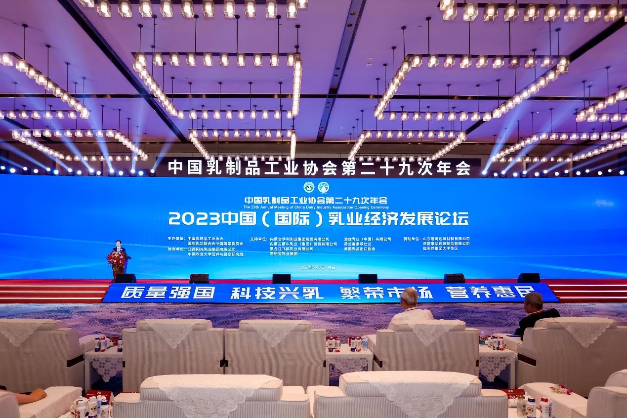 美廬亮相2023中國（國際）乳業(yè)技術(shù)博覽會，董事長陳林榮獲“年度行業(yè)發(fā)展突出貢獻(xiàn)人物”獎