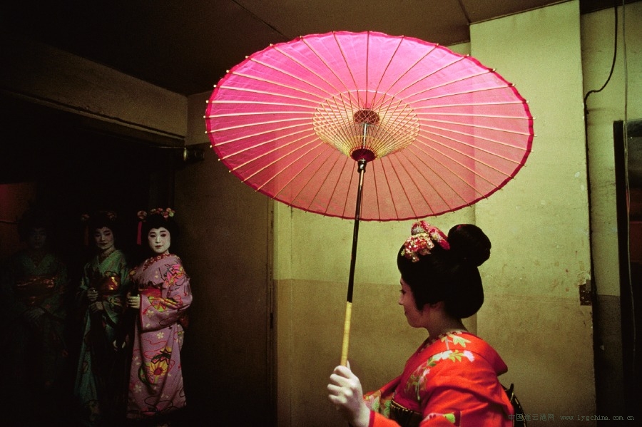 實(shí)拍日本紅唇藝伎深居簡出的隱秘生活(組圖)