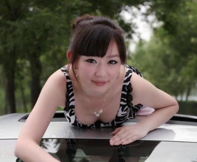 豪車內白皙靚麗的鄰家小妹